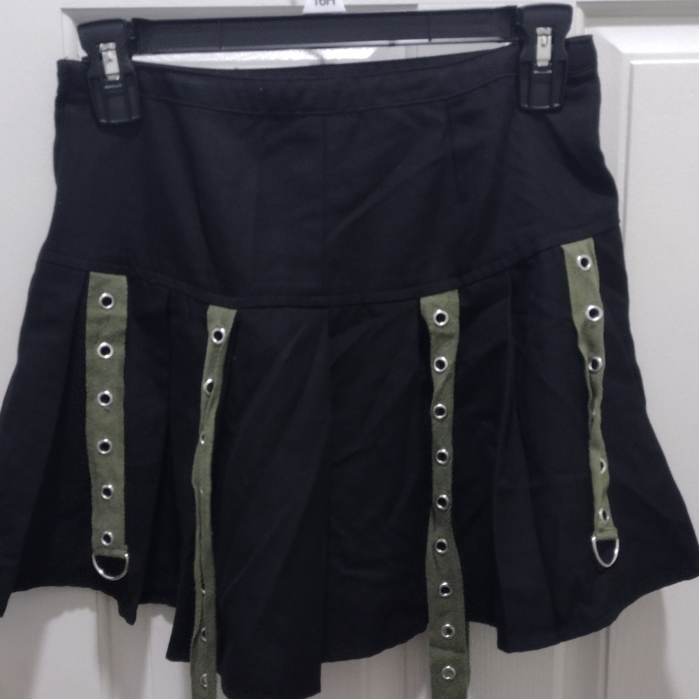 Chic Black and Green Mini Skirt